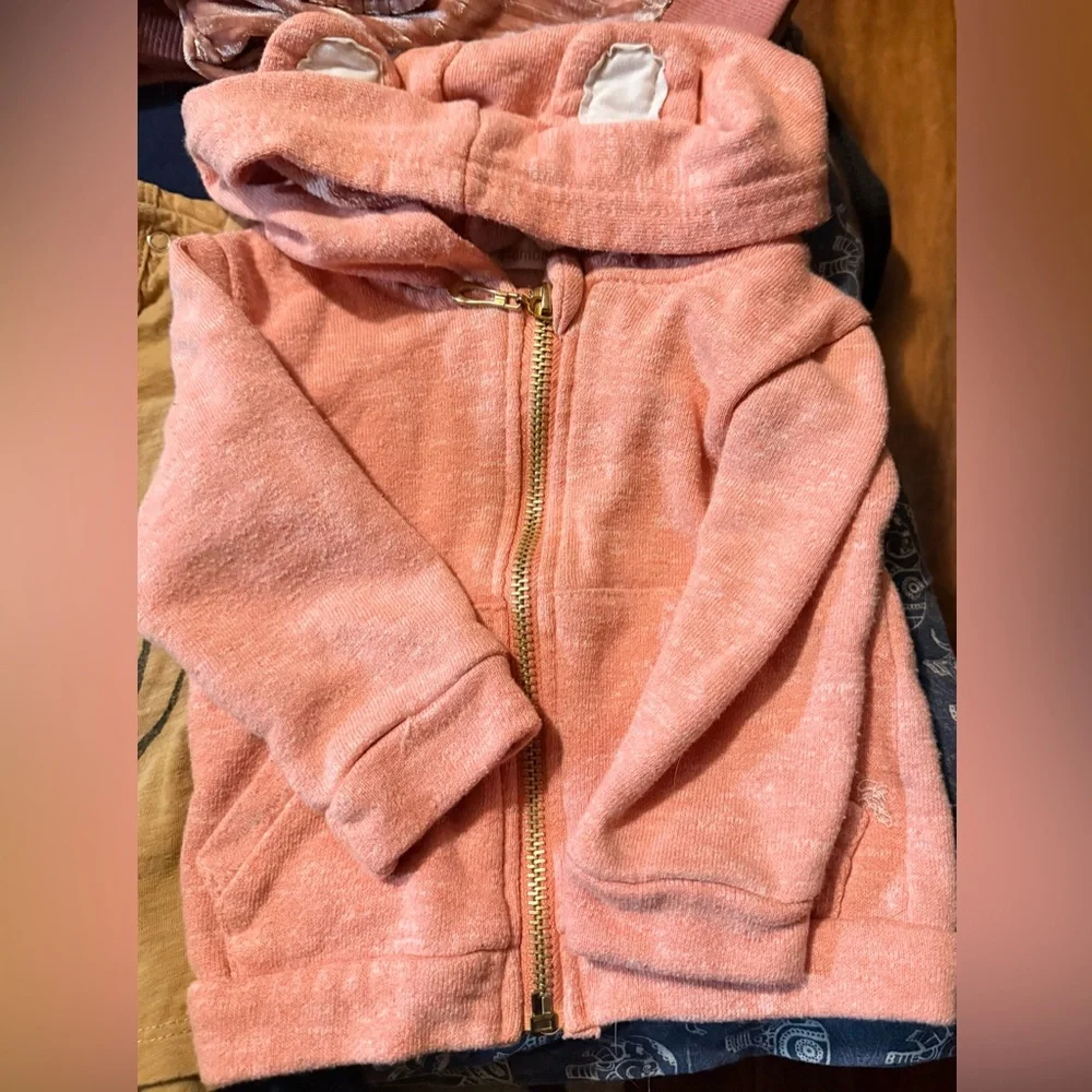 Lot of 5 baby girl outfits 3-6 months and a hoodie Zara Old Navy and Carters